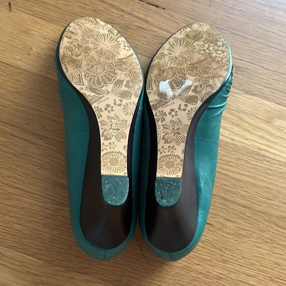 Never worn green Report wedge size 6. Excellent condition. Peep toe - Picture 4 of 5